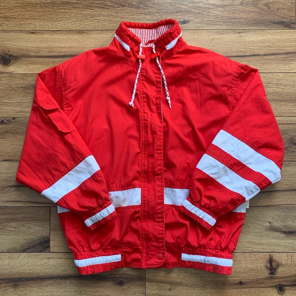 🏁 Red windbreaker

#windbreaker
#jacket
#red
#coat
#sweater